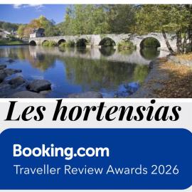 LES HORTENSIAS Spacieuse Maison en ardoise du pays FIBRE, hotel en Voutezac