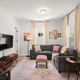 Renovated and Professionally Designed 3Bed Home, Hotel in Euclid