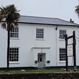 The White House Hotel, готель у місті Williton