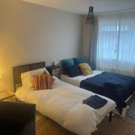 Sunflower villa, hotel in Brislington