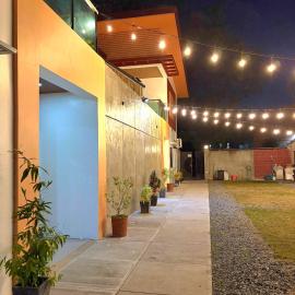 Pool and Karaoke Private Villa near Clark Airport, hotel u gradu 'Angeles'