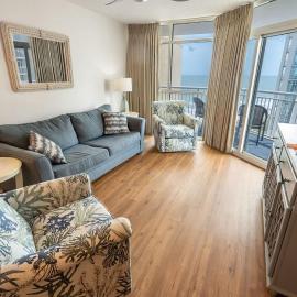 Amazing Beach Condo w hot tub, Balcony and Pools