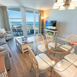 Ocean-view condo w pool & hot tub、マートルビーチのホテル