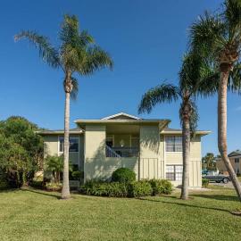 Colorful condo w/shared pool, free WiFi, central A/C - close to the beach, hotel i Saint Augustine Beach