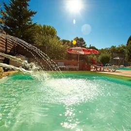 ZEcamping 3 étoiles dog friendly avec piscine dans un environnement calme, ξενοδοχείο σε Junas