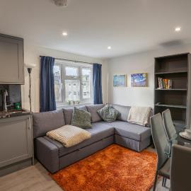 Cozy 2 Bed Flat in Town Centre