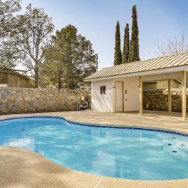 Pool & Outdoor Space: Sunny El Paso Retreat! โรงแรมในเอลปาโซ
