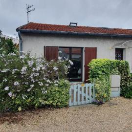 maisonnette bord de mer، فندق في رويان