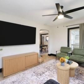 Modernized Historical Home in Downtown Medina with Hot Tub, hotel a Medina