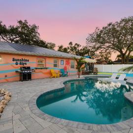 Family villa w pool cornhole & putting green