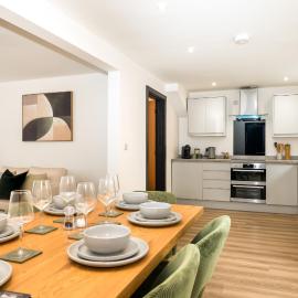 Brand New 3-Bed House - Walk to Stone Town Centre!, hotelli kohteessa Stone