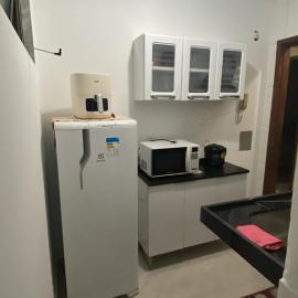 Apartamento de 2 quartos, com ar-condicionado em um deles, e no outro ventilador de teto, cama pras cinco ocupantes e garagem, a 2 km do centro, hotel u gradu Três Rios