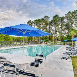 1 Mi to River! Relaxing Family Home in Bluffton, hotel in Bluffton