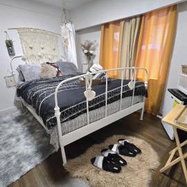 Bohemian Theme Private Room near Metrotown Mall with private parking、バーナビーのホテル