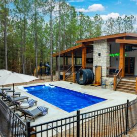 Brand New Cabin Pool Pickleball Mini-Golf Sauna، فندق في بروكن بو