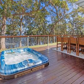 Serenity - Pet Friendly with Spa & Waterfront, hotel v destinaci Sanctuary Point