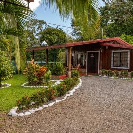 Toucan River Retreat - River Access, AC & Jacuzzi