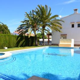 Bungalow acogedor de 2 habitaciones en Els Poblets con Wi-Fi y parking - ES-373-5, hotel in Denia
