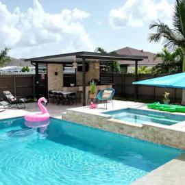 4BR Vacation Home with Spa, Pool, Outdoor BBQ&Patio – hotel w mieście Homestead