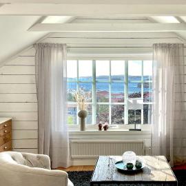 Century-Old House By Ellösfjorden With Hot Tub – hotel w mieście Ellös