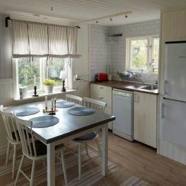 Newly Renovated Cottage In The Heart Of Löttorp, hotel em Löttorp