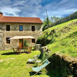 Stone Cottage Near Lac De Vassivière, hotel a Croze