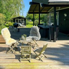 Wooden House With Wilderness Bath Near Mols Bjerge, hotel sa Knebel