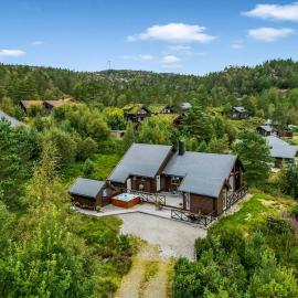 Cabin With Jacuzzi And Stream In Krågeland, hotel Kvinlog városában