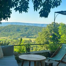 Perched Retreat Facing The Luberon Mountains، فندق في جورد