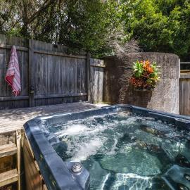 Studio and Spa by the Beach, hotel a Waiheke Island