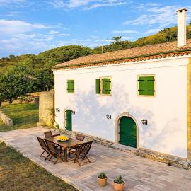 'Perithyron', Konstantina's House, Old Perithia - An Authentic stone Retreat in Corfu's most Historic Village、Ypsilásのホテル