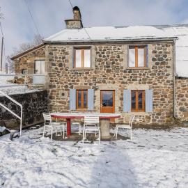 Face au Puy Mary - Avec Jardin et Parking, hotel in Saint-Hippolyte
