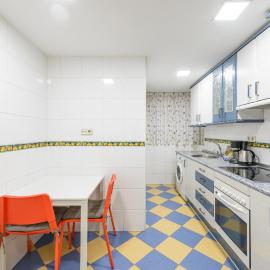 Spacious flat - train station 500m away