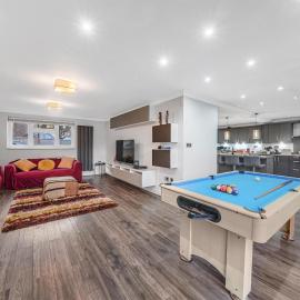 4 BR 6 Beds 3 Bath PS4, Pool Table Parking x4 Close to Legoland & Windsor, hotel in Maidenhead
