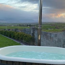 Studio Sleeps 2 -Private Hot Tub -Enclosed Garden