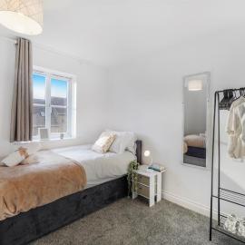 3 BR 6 Beds 3 Bath Garden Parking Heathrow 15 min Windsor & Legoland