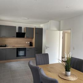 6-Personen Apartment mit großem Parkplatz, Küche & WLAN ideal für Monteure und Familien