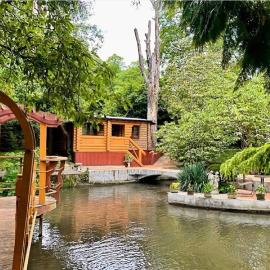 Traditional Log Cabin next to Harry Potter Studios – hotel w mieście Kings Langley