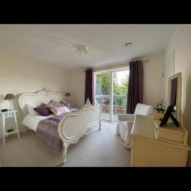 Luxury Two Bed Apartment w Car Parking, by Station