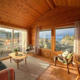 Cabin On Hilltop With Beach And Sea Views, hotel u gradu Bekkjarvik