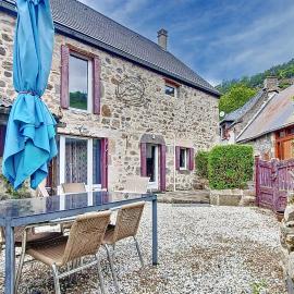 La Ferrandaise, hotel in Chambon-sur-Lac