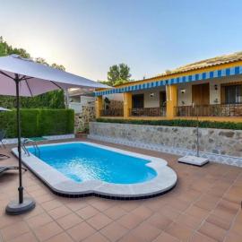 Beautiful villa with private pool in Baena – 221 m², hotel u gradu 'Baena'