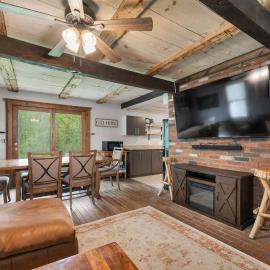 Cozy NH Retreat l HOT TUB 25min to Loon, готель у місті Campton