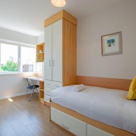 Spacious 4 Bed Apartment in Limerick City, Hotel in Limerick