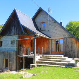 Gite de la grande maison, hotel en Chastreix