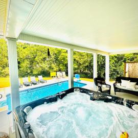Bourbon Trail Pool & Hot-Tub FUN-ZONE! Game Room! Pool Table! Golden Tee! Ping Pong! Luxurious and Spacious Master Bedroom! Fishing Offsite! โรงแรมในSpringfield