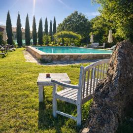 Il Borgo Del Lupo Relax Family Apartments in Tuscany with Restaurant & Swimming Pool, hotel v destinaci Sarteano