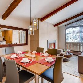 Modern Vail Village Mountain View Residence, hotel en Vail