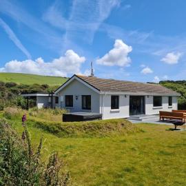 Beachfront bungalow by the sea, Nolton Haven, Pembrokeshire, hotel in Nolton