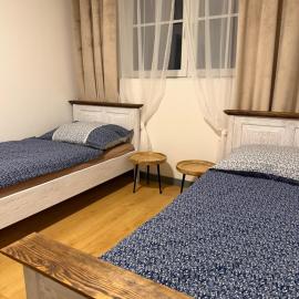 Rodinný dům se 4 ložnicemi s dvorkem, hotel in Blučina